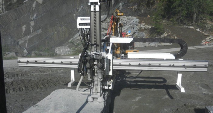 配裝于板材分割的排孔鉆車的YD30液壓鑿巖機(意大利)